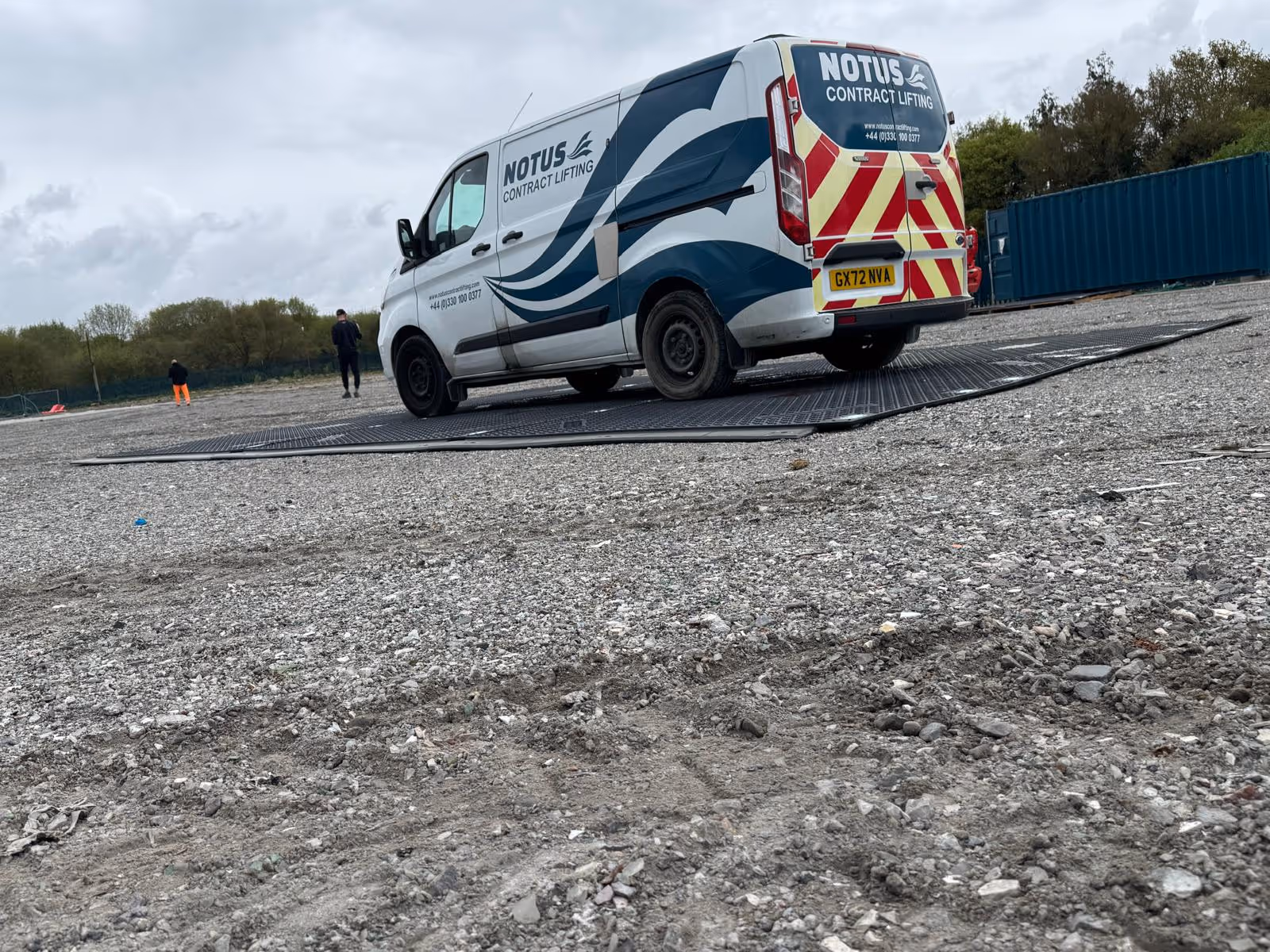 Heavy duty plastic trackway mat for vehicle access